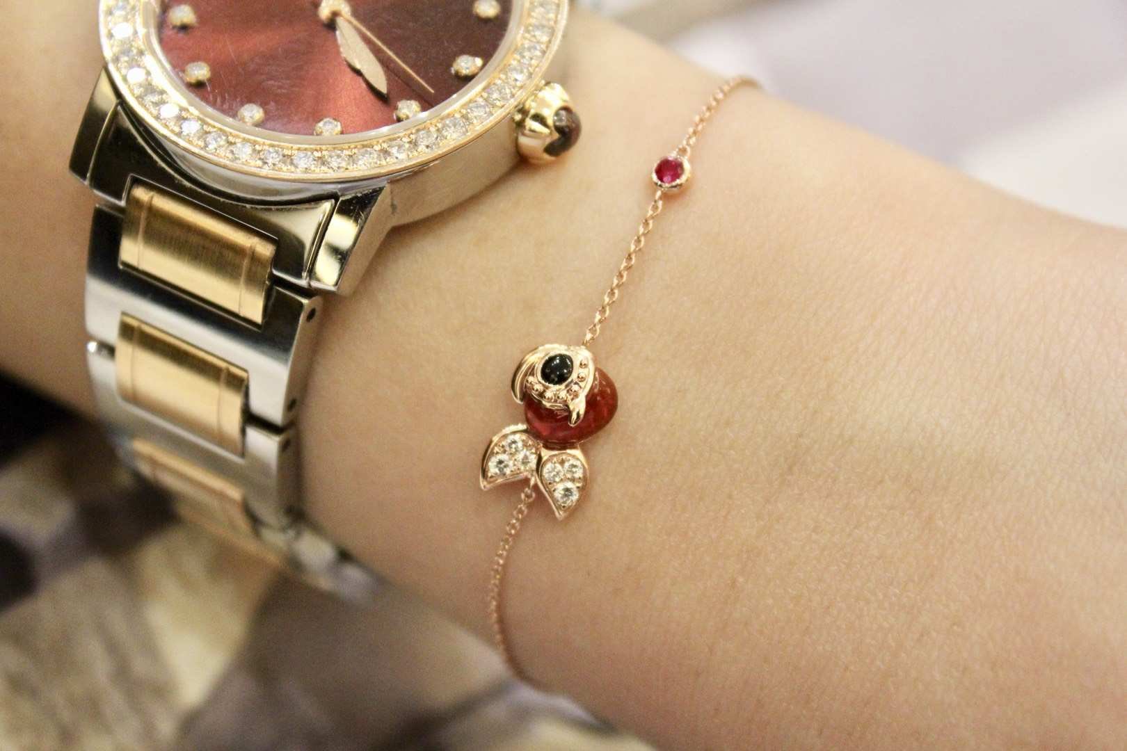 Qeelin麒麟珠宝Qin Qin 亲亲系列手链，玫瑰金镶嵌钻石，红宝石，红色玛瑙插图