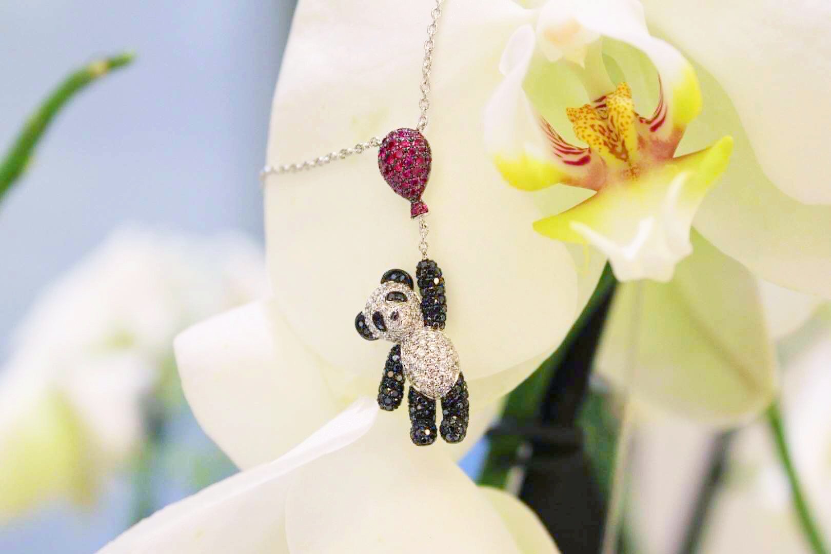 Qeelin麒麟珠宝BOBO熊猫系列项链，白金镶嵌黑白钻石，红宝石，型号BB-030-NL29-WGDRU插图