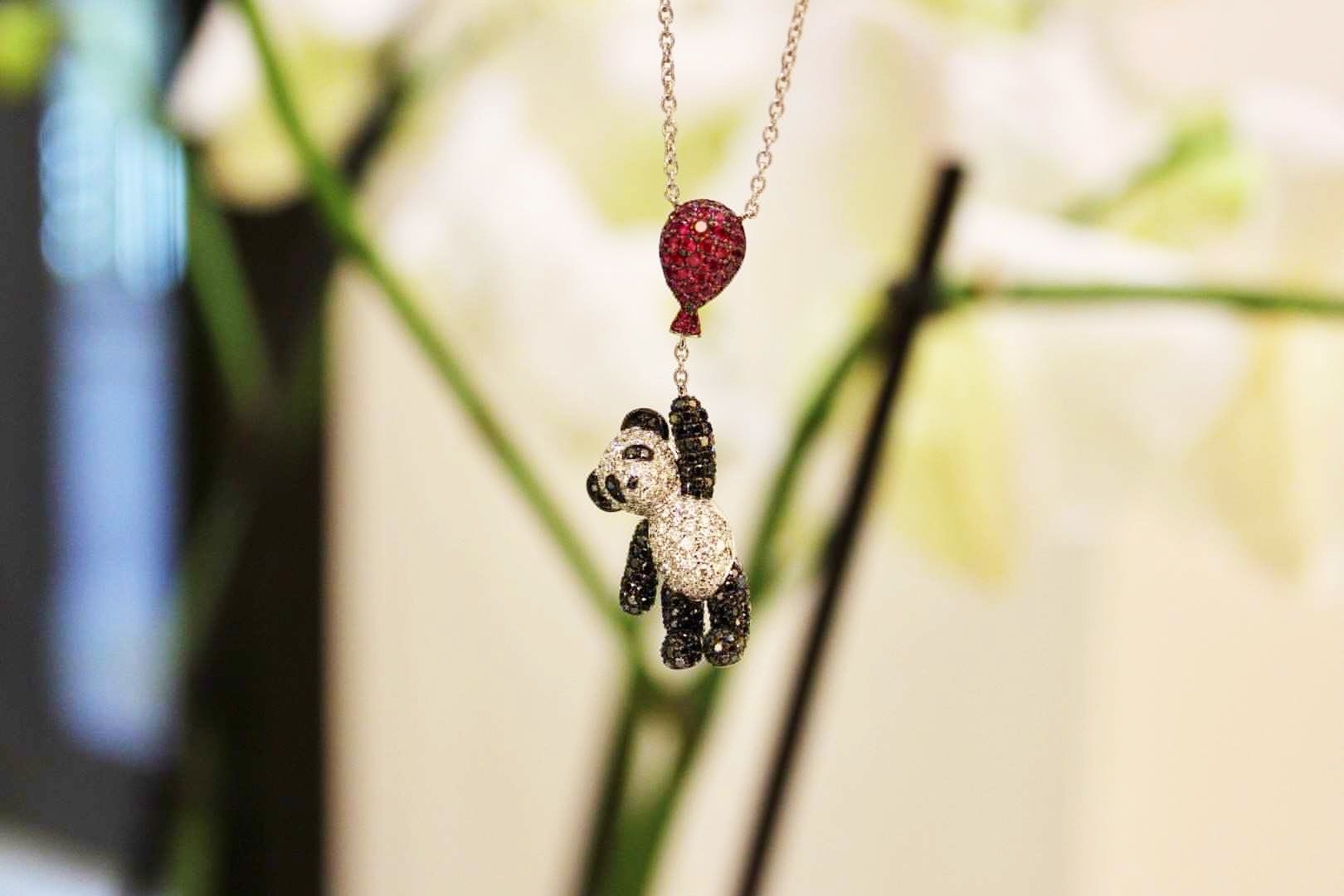 Qeelin麒麟珠宝BOBO熊猫系列项链，白金镶嵌黑白钻石，红宝石，型号BB-030-NL29-WGDRU插图1